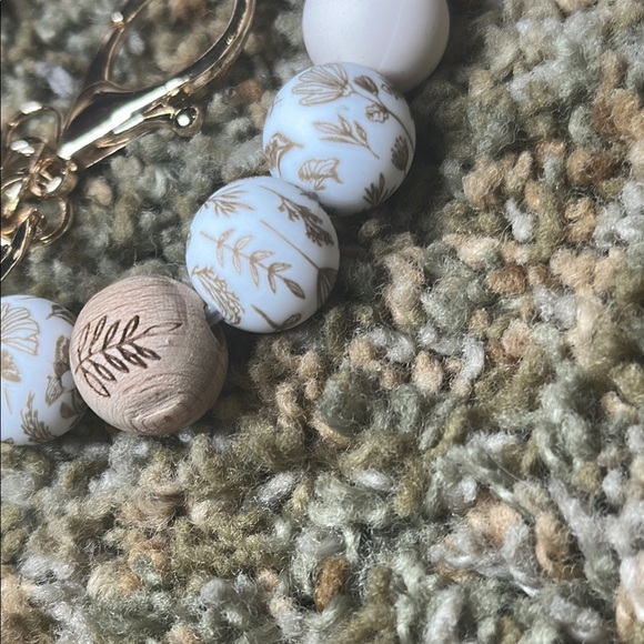 Wildflower & Leaf Taupe & Cream Keychain Bracelet Wristlet Silicone Beaded - Picture 3 of 6